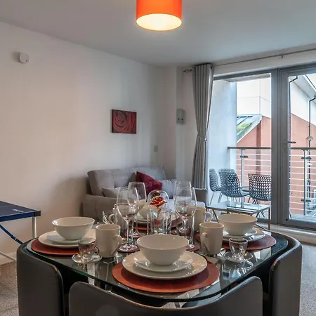 Apartment Near Mailbox, King Bed, Ping Pong, Netflix, Sleeps 4 *