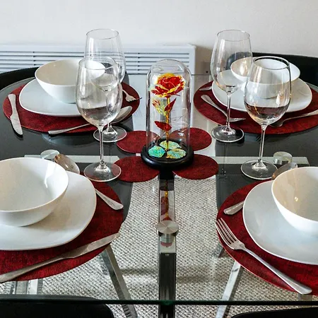 Apartment Near Mailbox, King Bed, Ping Pong, Netflix, Sleeps 4