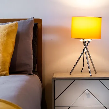 Apartment Near Mailbox, King Bed, Ping Pong, Netflix, Sleeps 4 *