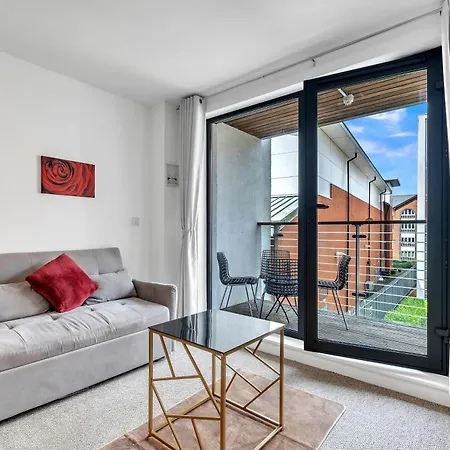 Apartment Near Mailbox, King Bed, Ping Pong, Netflix, Sleeps 4