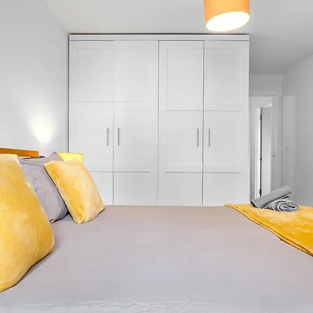 Near Mailbox, King Bed, Ping Pong, Netflix, Sleeps 4 Apartment *