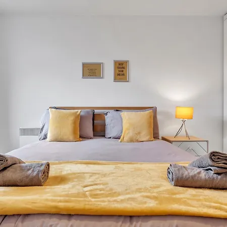 Near Mailbox, King Bed, Ping Pong, Netflix, Sleeps 4