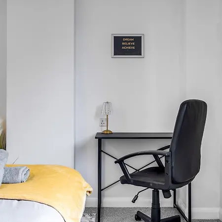 Near Mailbox, King Bed, Ping Pong, Netflix, Sleeps 4 Apartment