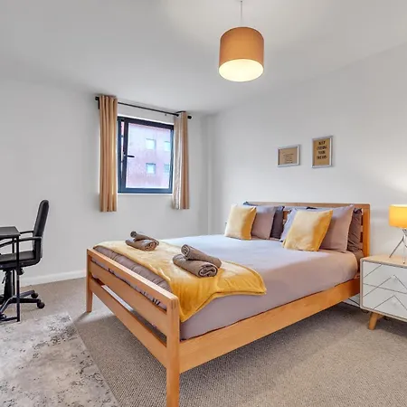 Near Mailbox, King Bed, Ping Pong, Netflix, Sleeps 4 Apartment *