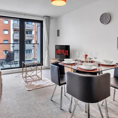 Near Mailbox, King Bed, Ping Pong, Netflix, Sleeps 4 *