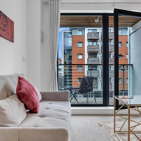 Near Mailbox, King Bed, Ping Pong, Netflix, Sleeps 4 Birmingham