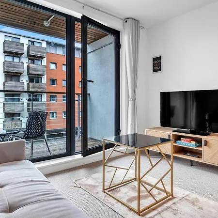 Near Mailbox, King Bed, Ping Pong, Netflix, Sleeps 4