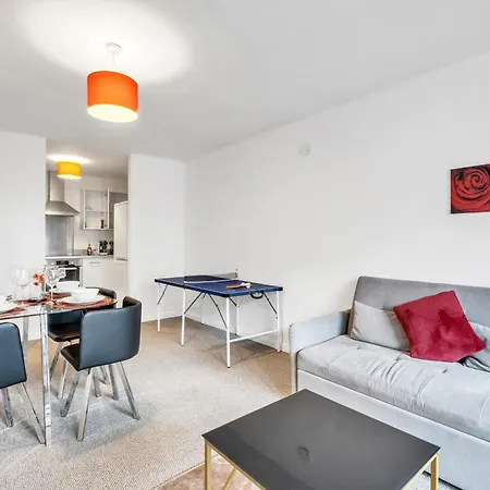 Near Mailbox, King Bed, Ping Pong, Netflix, Sleeps 4 Apartment