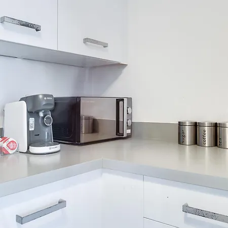 Apartment Near Mailbox, King Bed, Ping Pong, Netflix, Sleeps 4 *