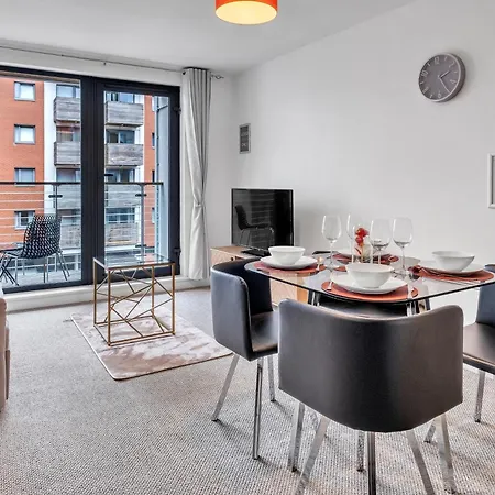 Near Mailbox, King Bed, Ping Pong, Netflix, Sleeps 4 Apartment Birmingham