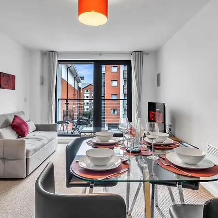 Near Mailbox, King Bed, Ping Pong, Netflix, Sleeps 4 Birmingham