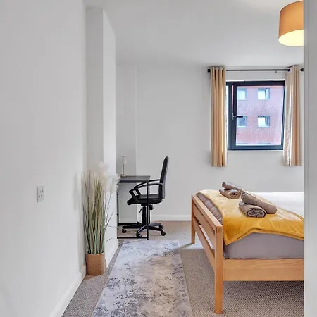 Near Mailbox, King Bed, Ping Pong, Netflix, Sleeps 4 * Birmingham