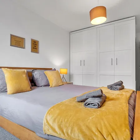 Apartment Near Mailbox, King Bed, Ping Pong, Netflix, Sleeps 4 *