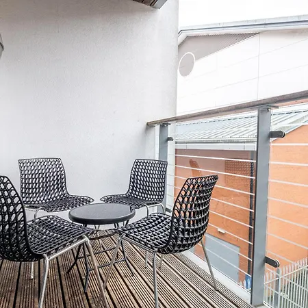 Near Mailbox, King Bed, Ping Pong, Netflix, Sleeps 4 *