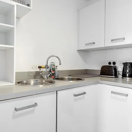 Near Mailbox, King Bed, Ping Pong, Netflix, Sleeps 4 * Birmingham