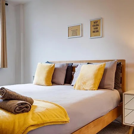 Near Mailbox, King Bed, Ping Pong, Netflix, Sleeps 4 Apartment *